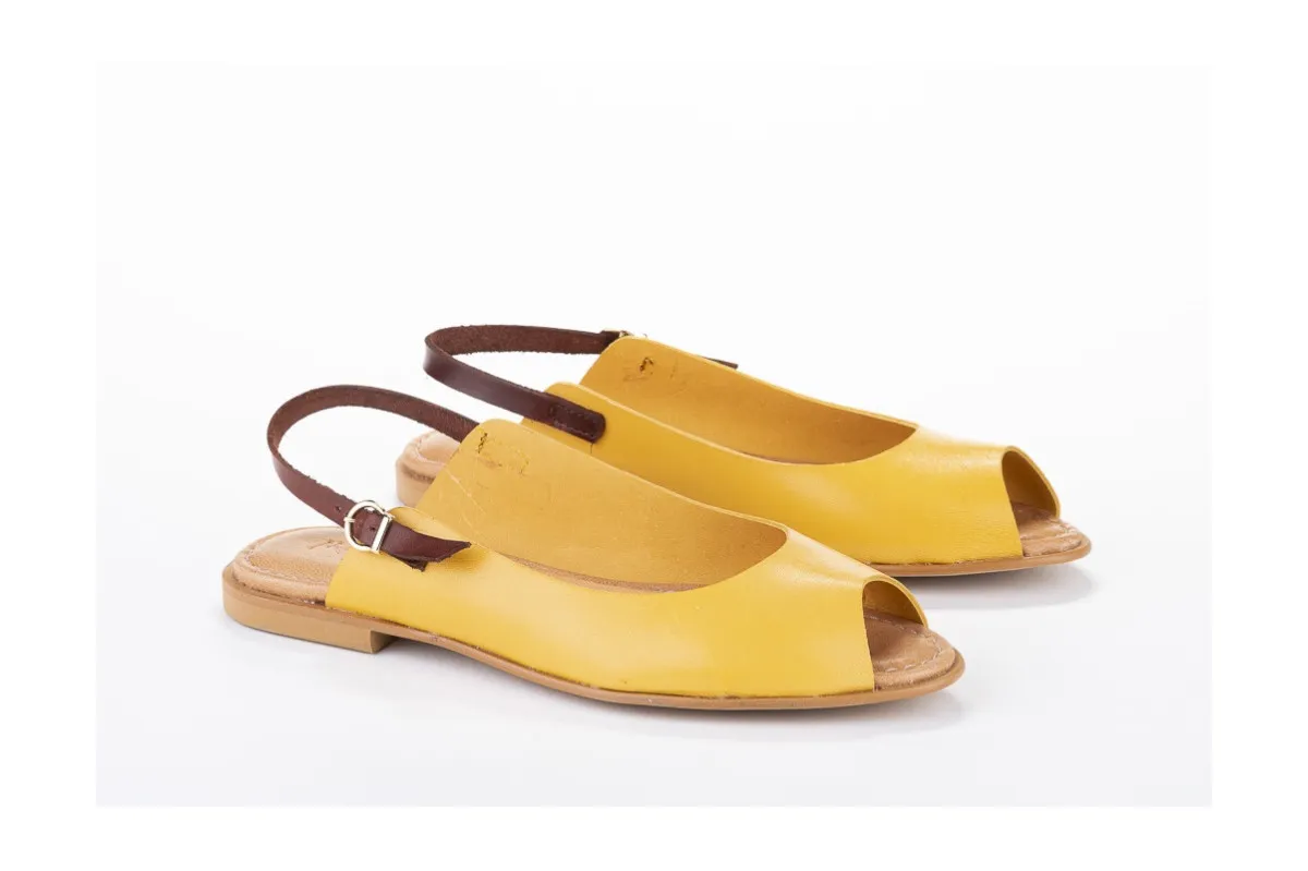 Sandales plates en cuir lisse - Jaune